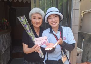 「敬老の日」のお祝いに、一人暮らしの高齢者へお花をお届け